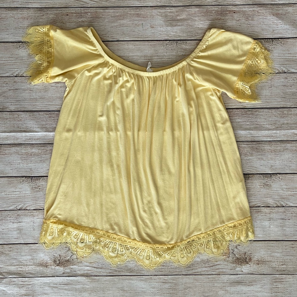 ⭐️🤰🏻 Pinkblush. Yellow Off Shoulder Lace Hem Top. Small